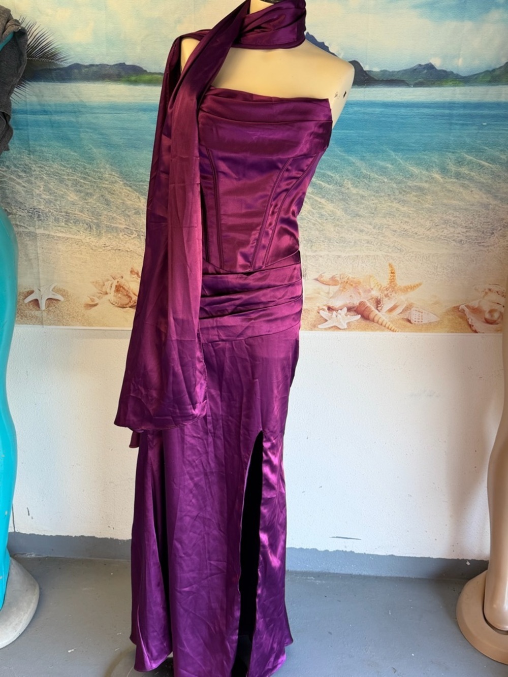 Purple Satin Strapless Evening Gown with Scarf
Caja 9
